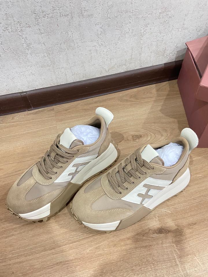 Красивые кроссовки в бежевом тоне