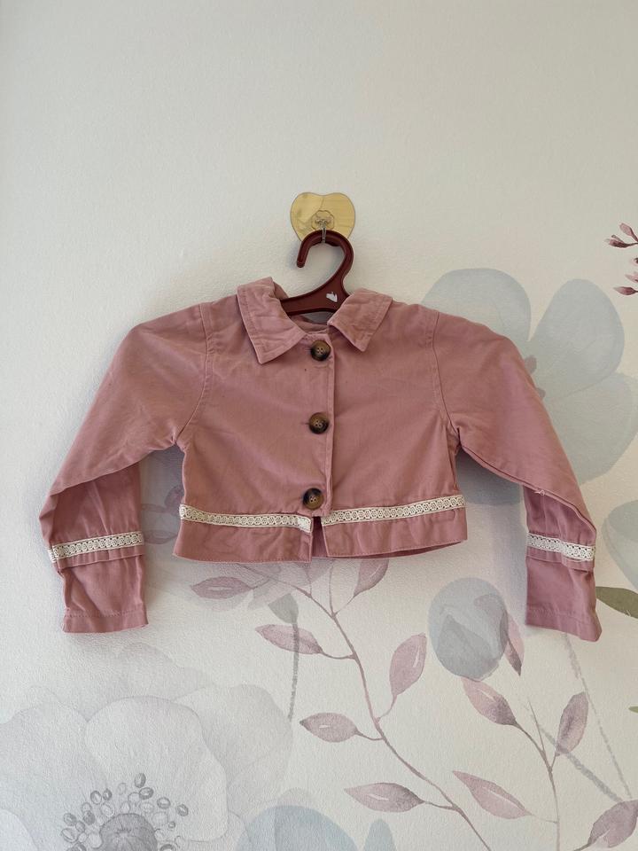 Легкая укороченная курточка