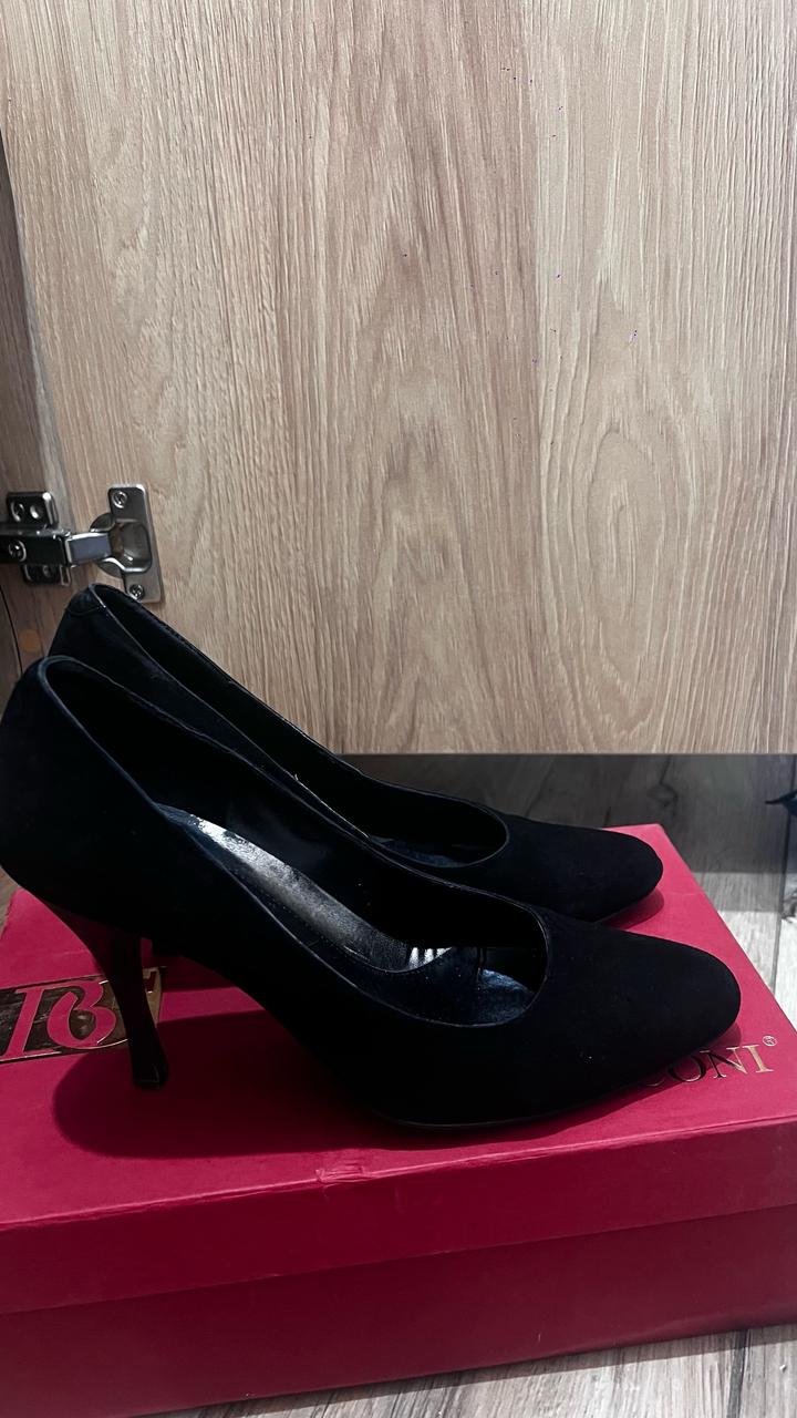 Продам замшевые туфли