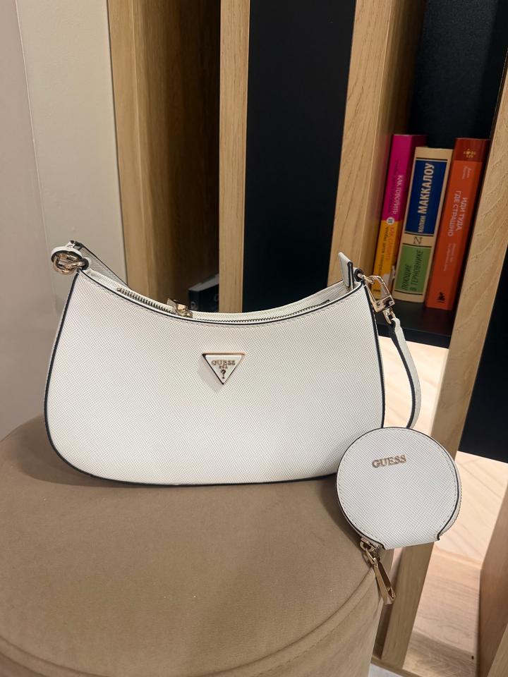 Белая сумочка Guess