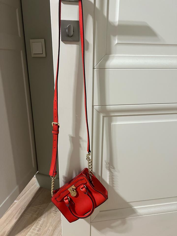Сумка Michael Kors Hamilton XS Mini Satchel в ярком красном цвете.