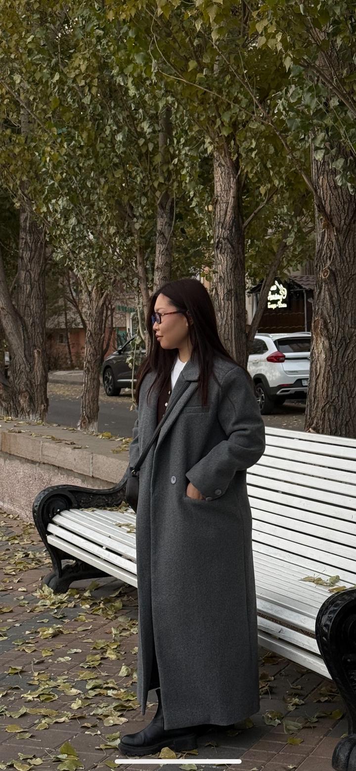 серое пальто