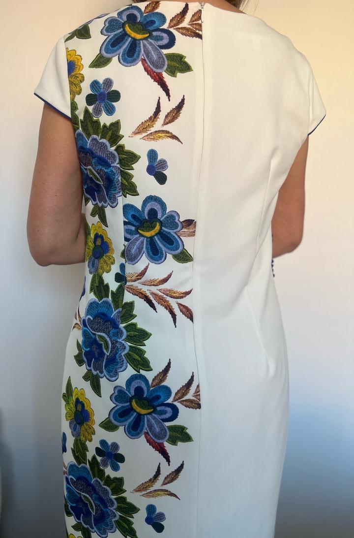 Белое платье с вышивкой