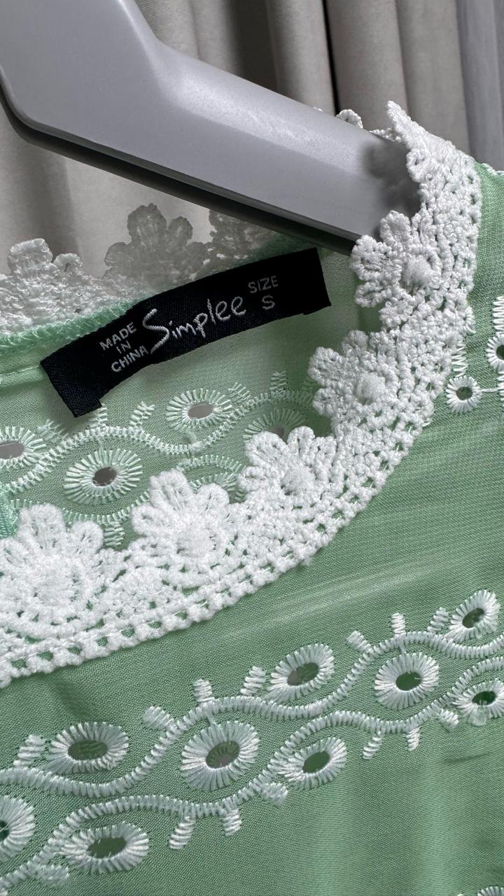 Платье красивое.