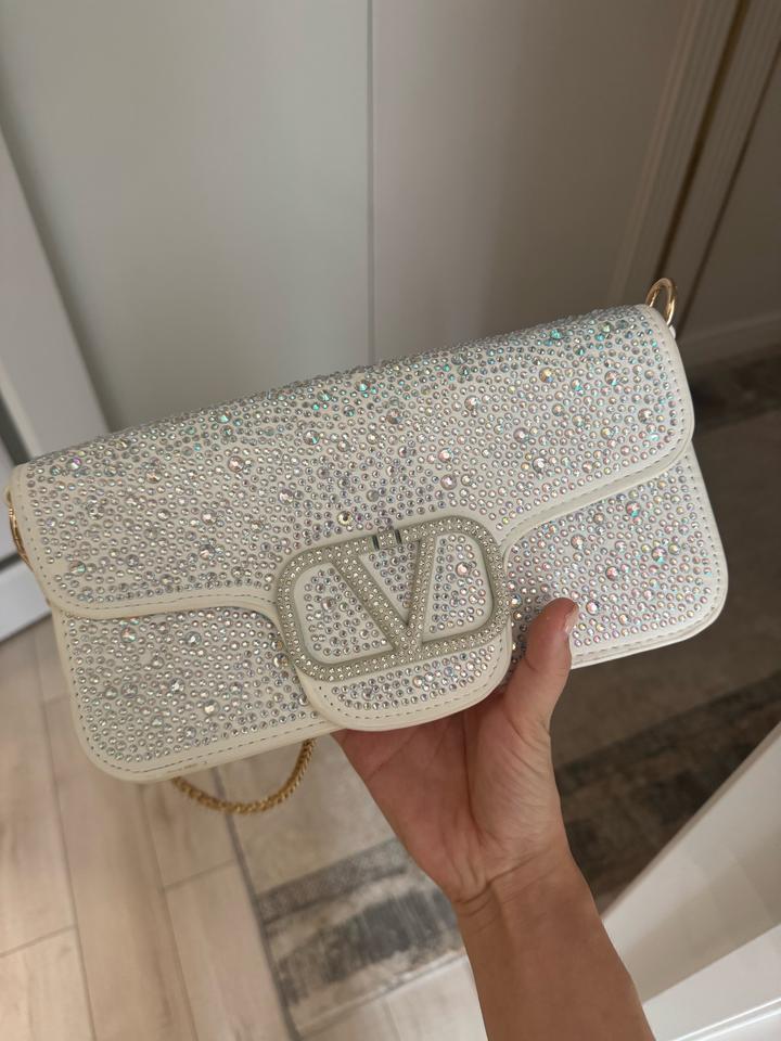 Сумка Valentino Garavani с кристаллами на застежке VLogo.