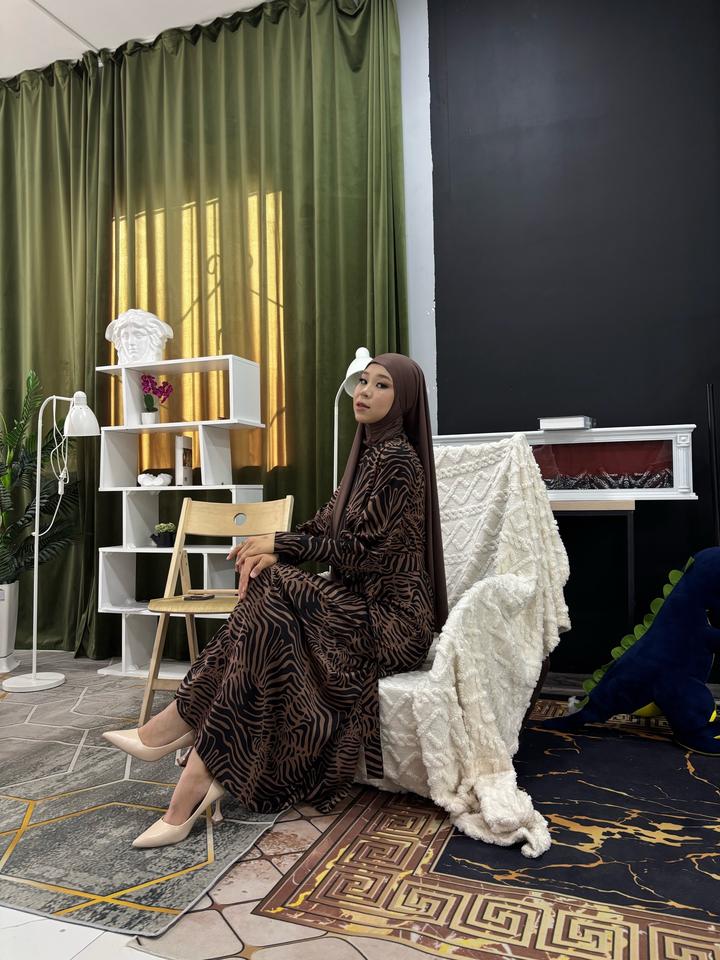 Платье с сочетанием коричневого и черного цвета.