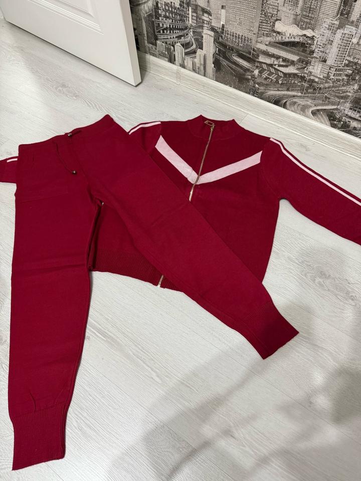 Красный спортивный костюм