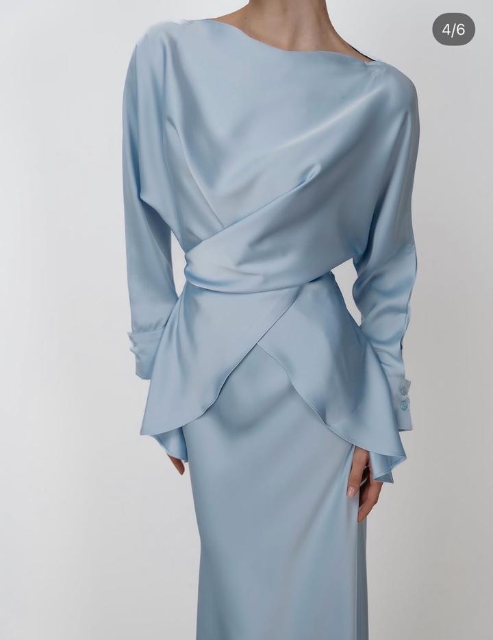 Атласная двойка в серебристом оттенке