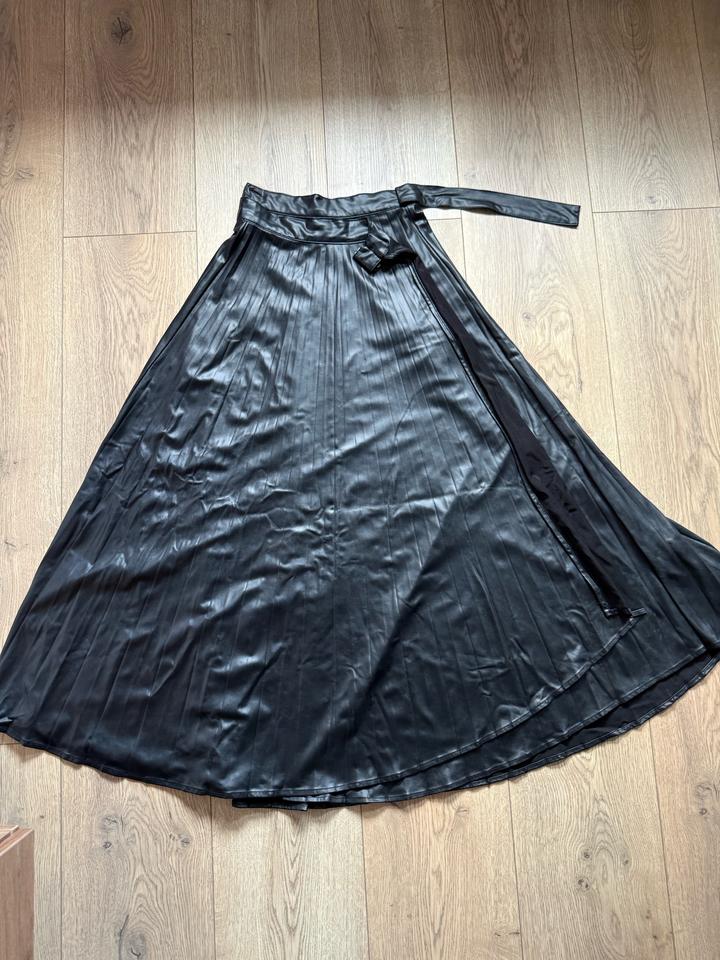Черная юбка от Zara