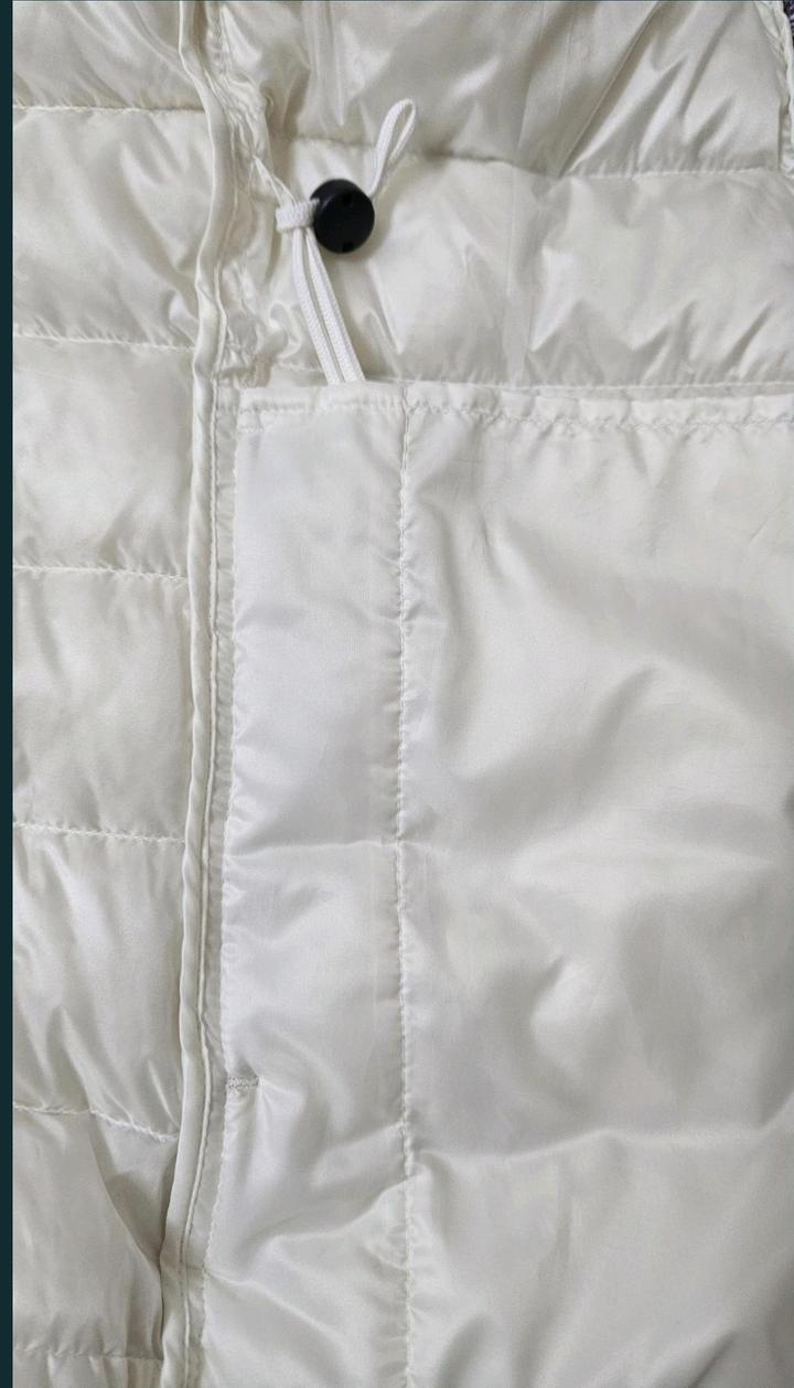 Белая жилетка Uniqlo