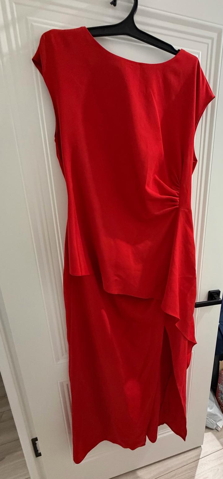 Красное платье