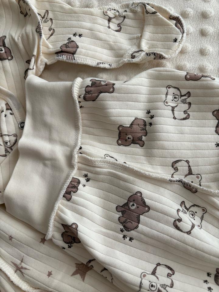 Распашонки, чепчики, ползунки