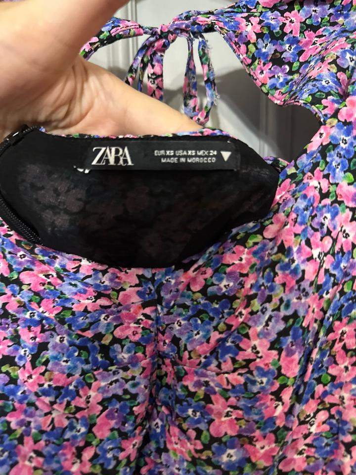 Платье Zara с цветочным принтом и открытой спиной
