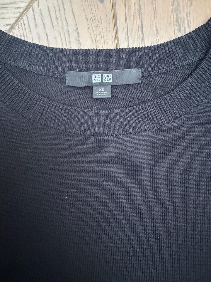 Тонкий трикотажный джемпер отUniqlo