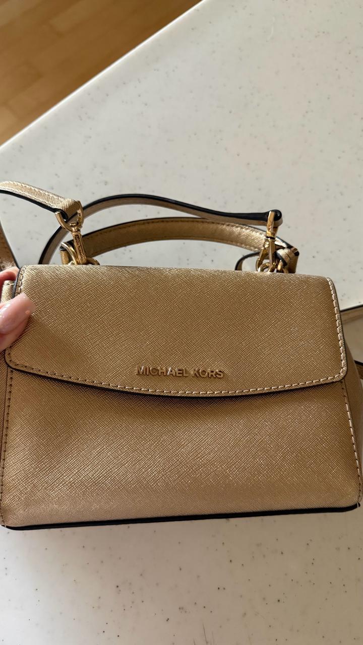 Золотистая сумка Michael Kors