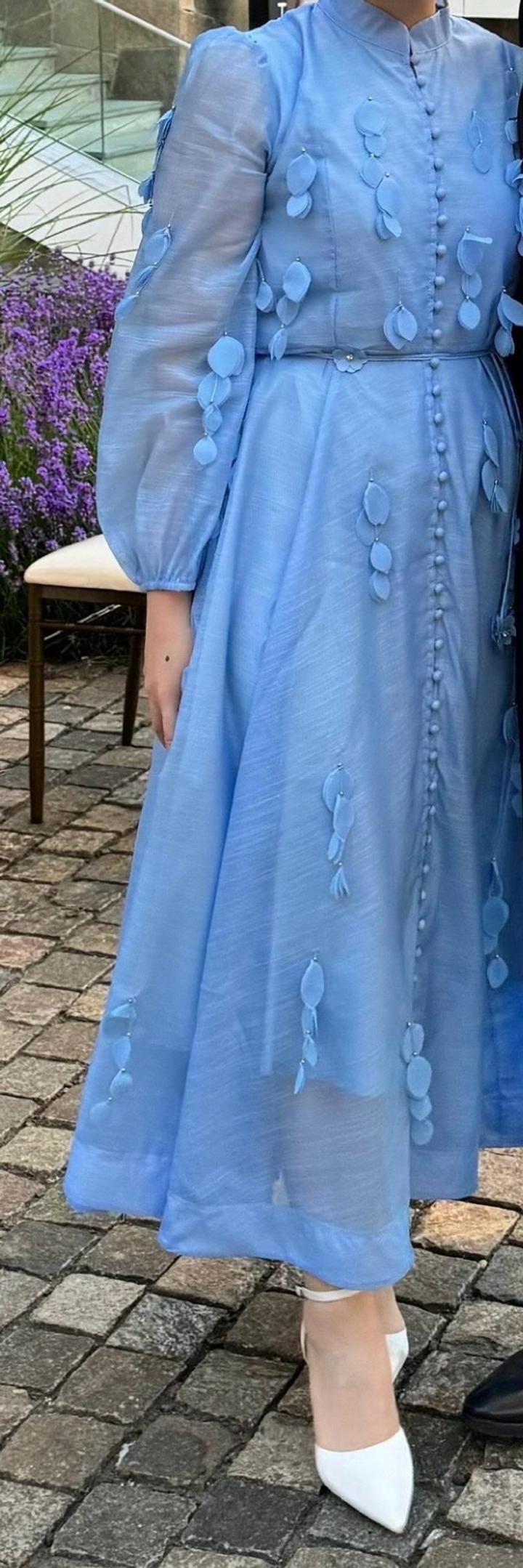 Голубое платье