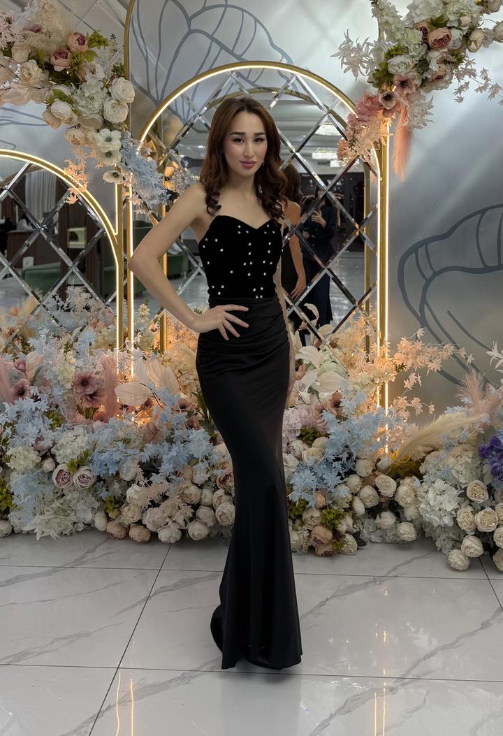 Черное платье атласное с стразиками и утягивающим корсетом