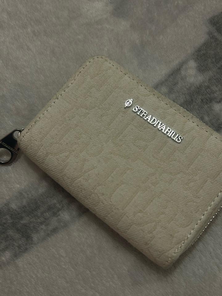 Молочный кошелёк Stradivarius