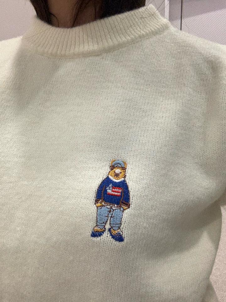 Белый свитер с вышивкой мишки