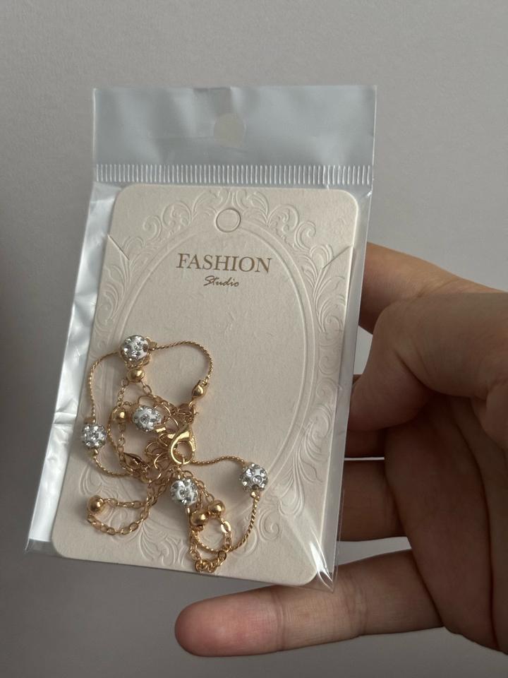 Красивый элегантный браслет из сплава со стразами