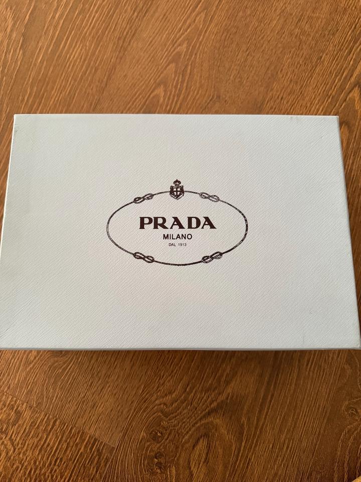 Туфли Prada slingback из лаковой кожи
