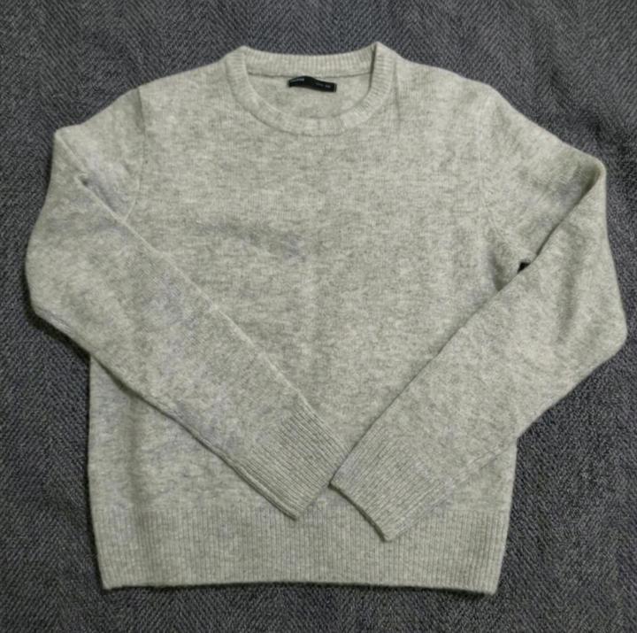 серый свитер