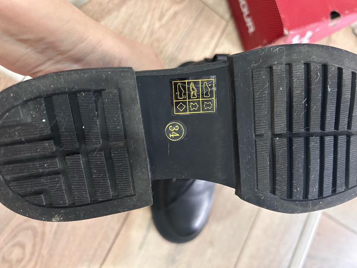 Ботинки 34-размер но подходит для 35