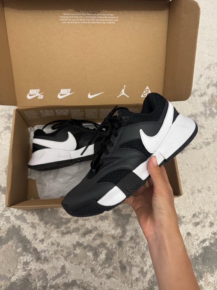 Теннисные кроссовки Nike