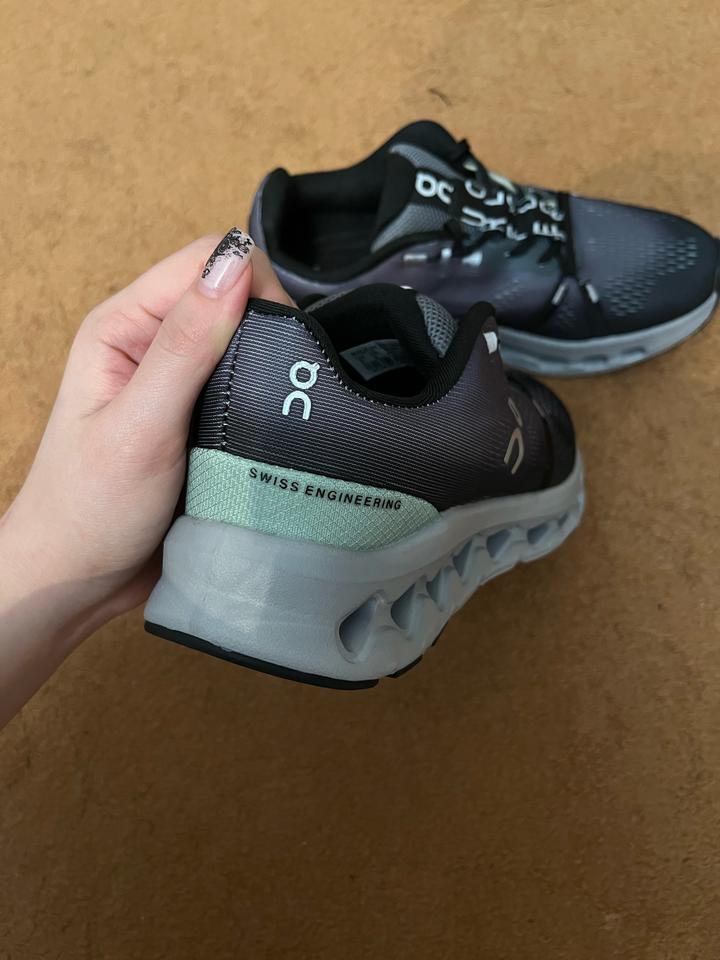 Кроссовки On cloudsurfer