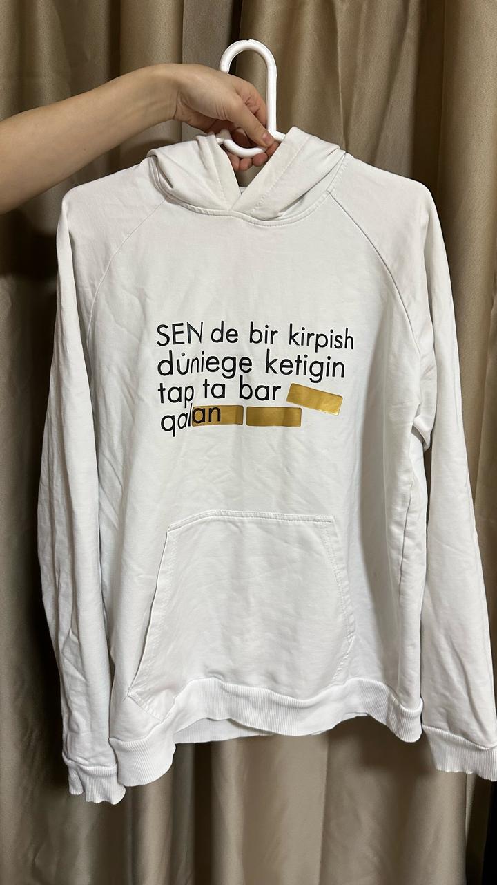 белая толстовка