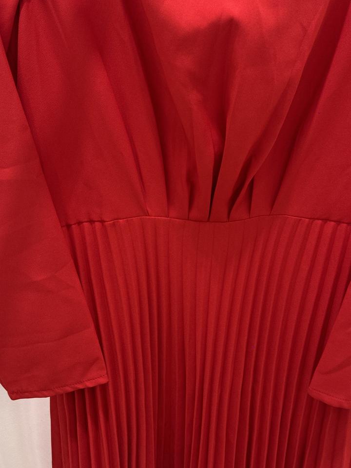 Платье красное