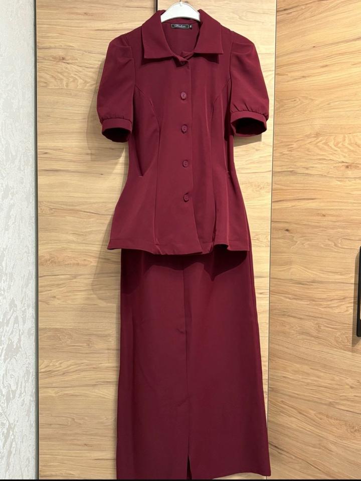 Бордовый костюм