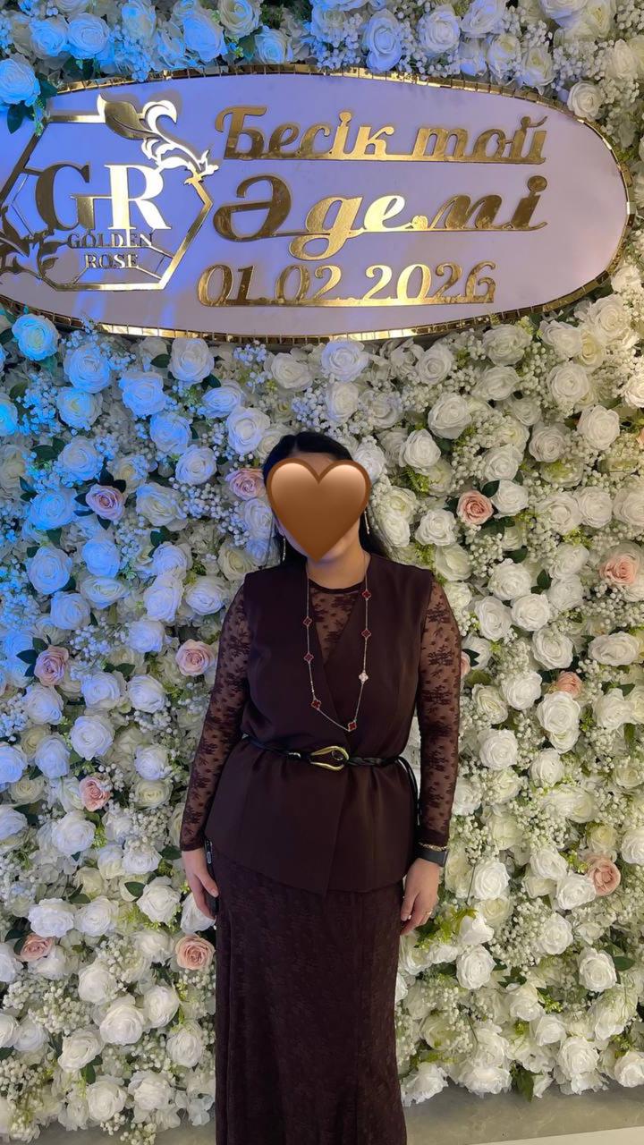 Платье-тройка коричневого цвета.