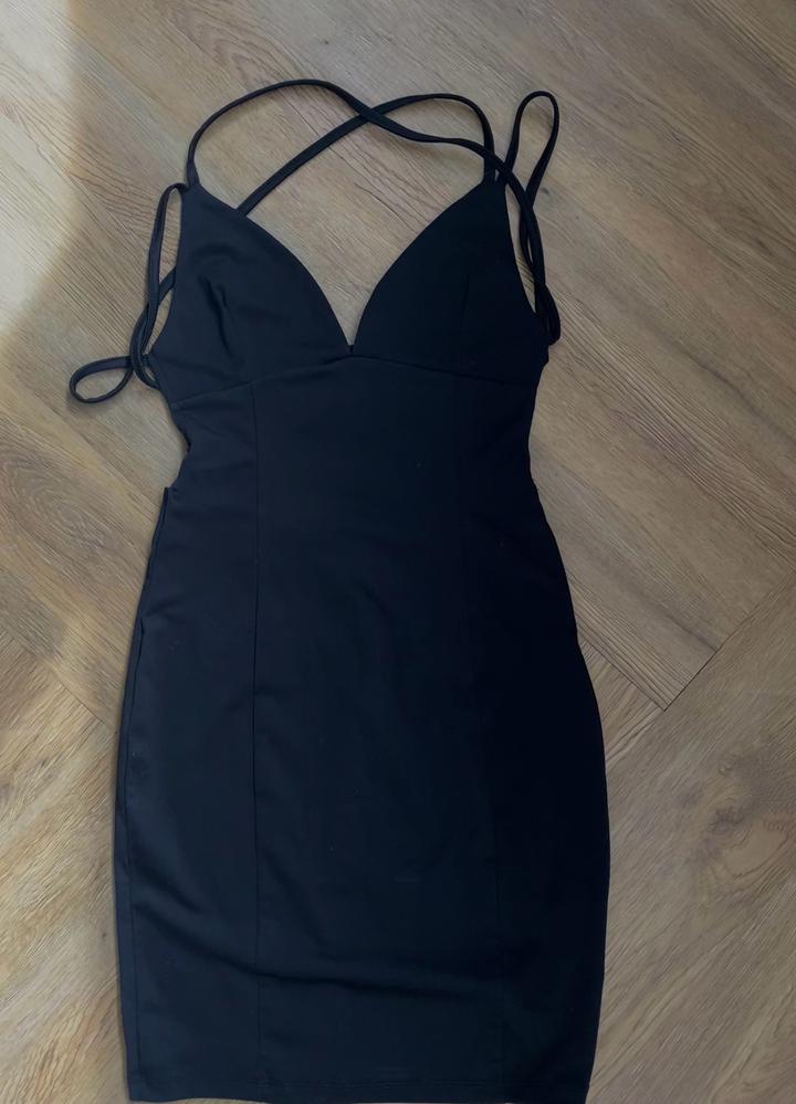 Черное мини платье с открытой спиной