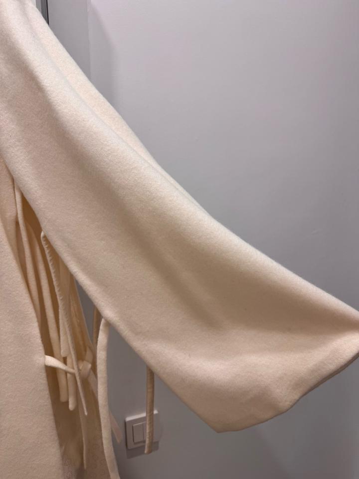 Молочное пальто-пончо