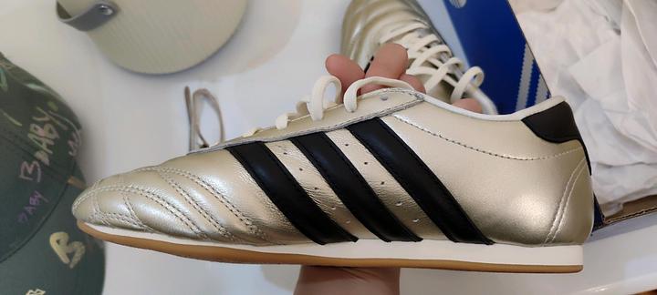 Продам кроссовки Adidas