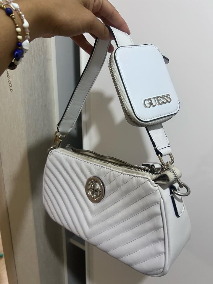 Белая сумка багет Guess