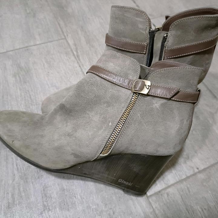 Замшевые ботильоны на танкетке , Giovanni Giusti