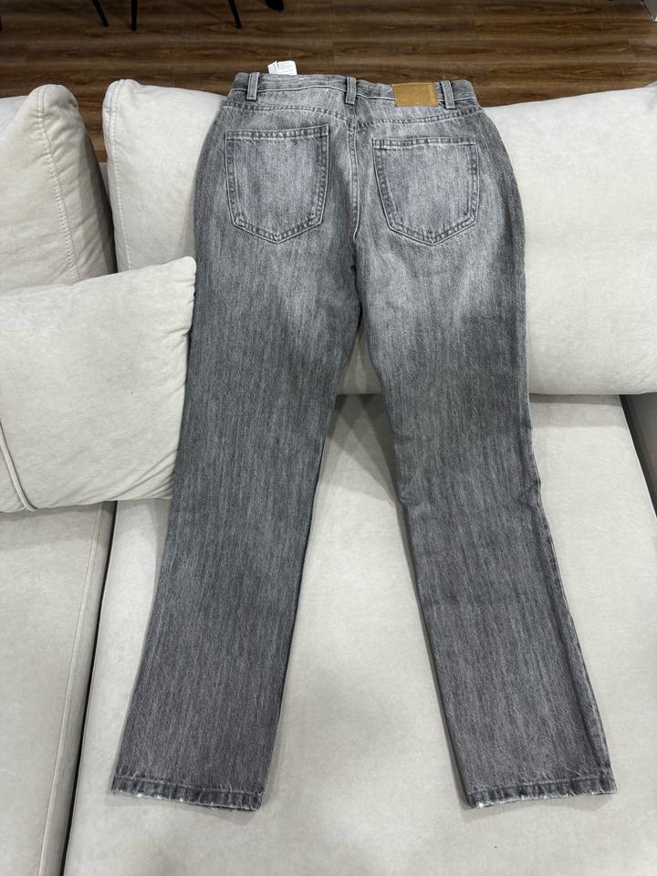 серый джинсы прямые.