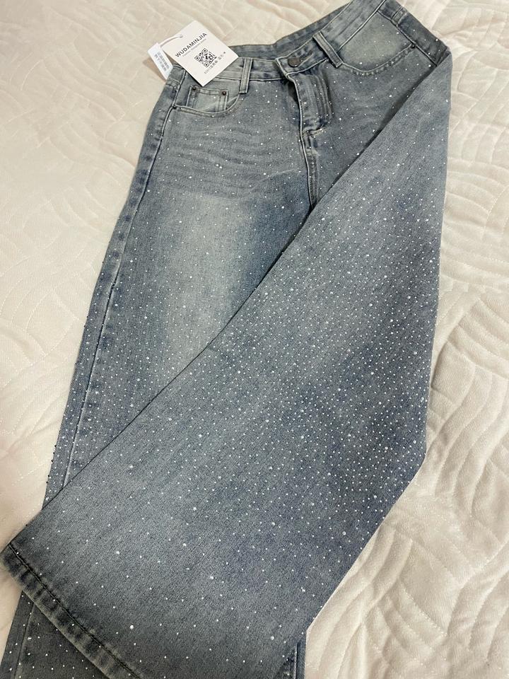 Продам новые джинсы в стразах с биркой