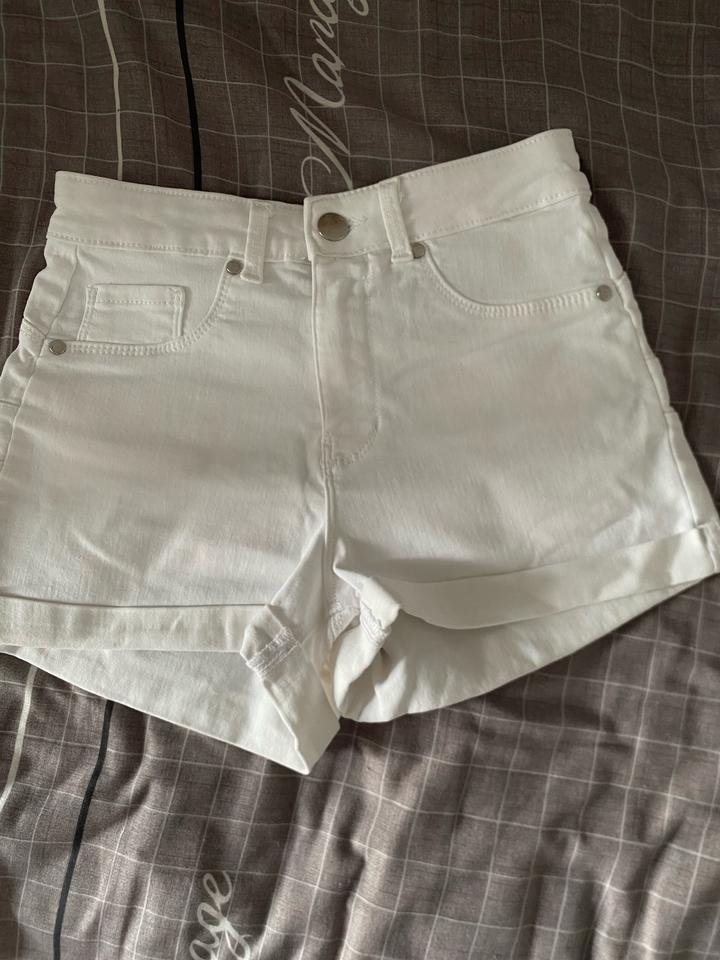 Белые шорты