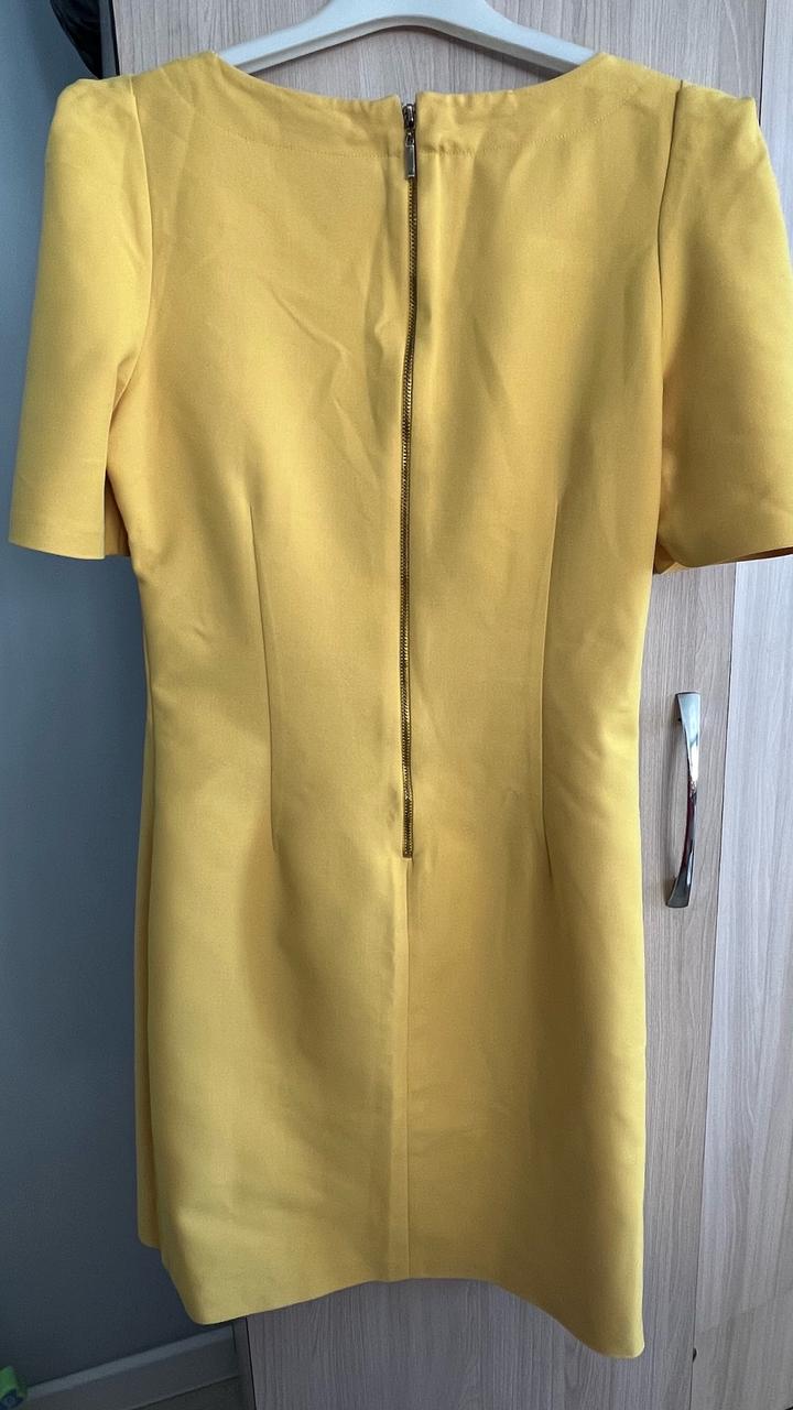 Желтое платье до колена