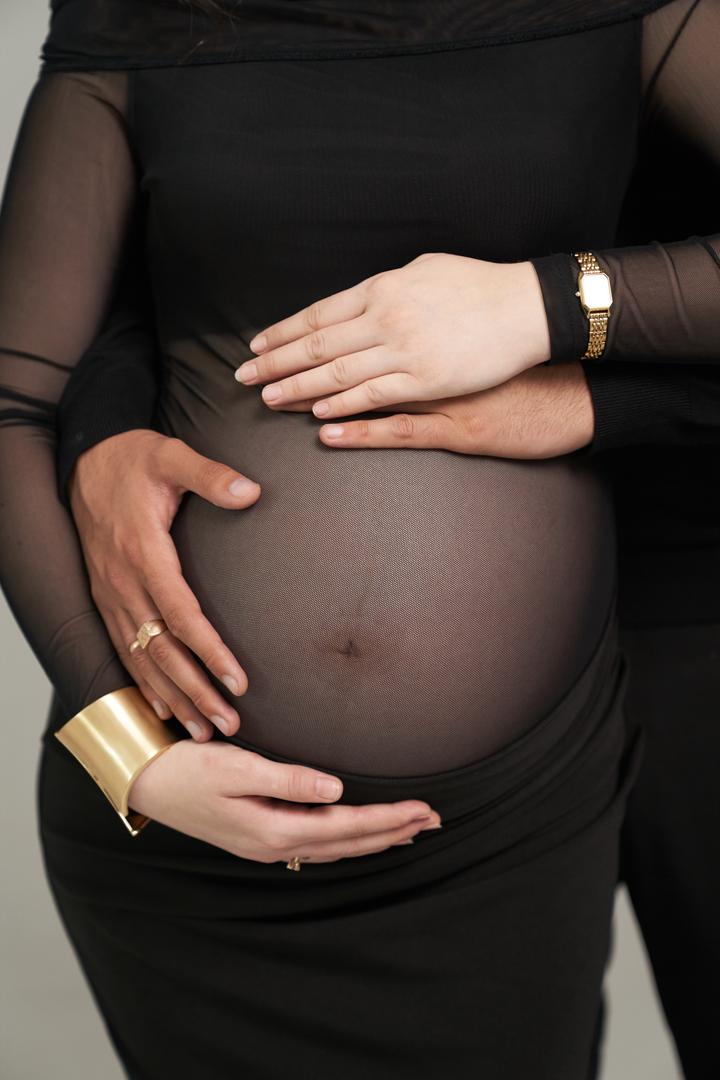 Платье с прозрачными вставками и открытыми плечами