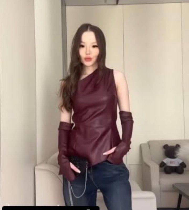 Топ с перчатками и джинсы