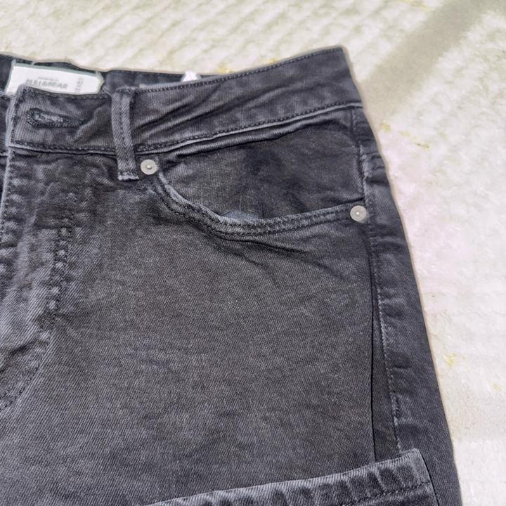 темно серые джинсы pull&bear