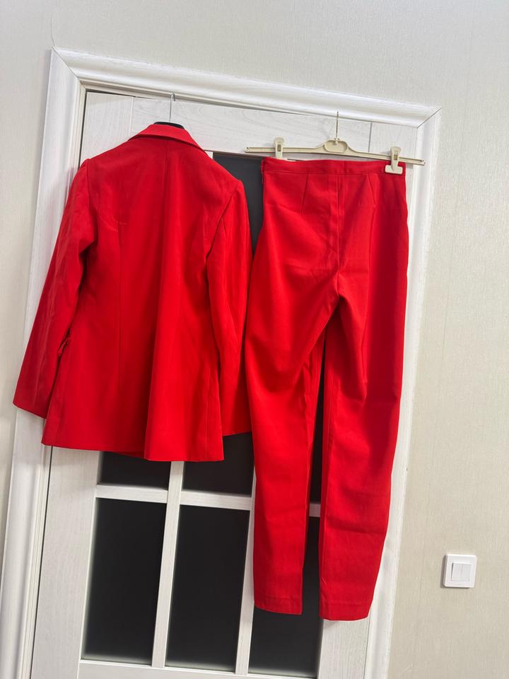 Женский брючной костюм красного цвета