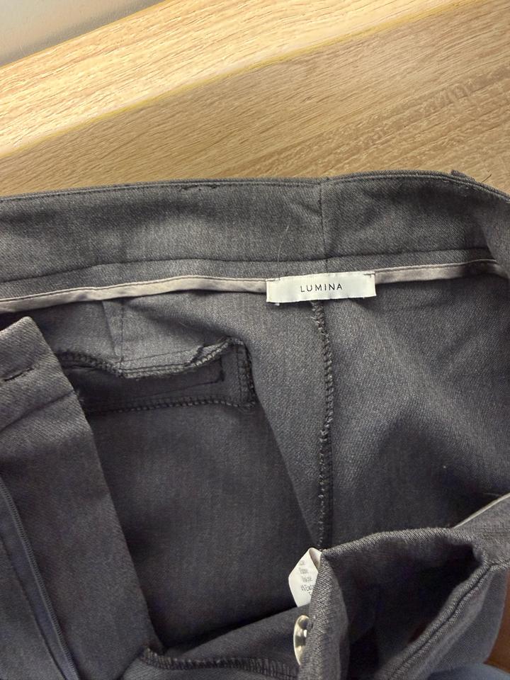 Серый брючный костюм