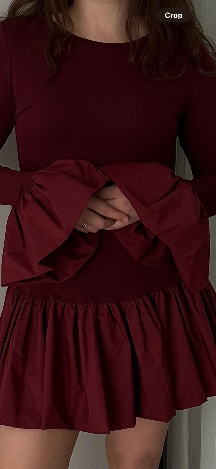 Платье с расклешенными манжетами