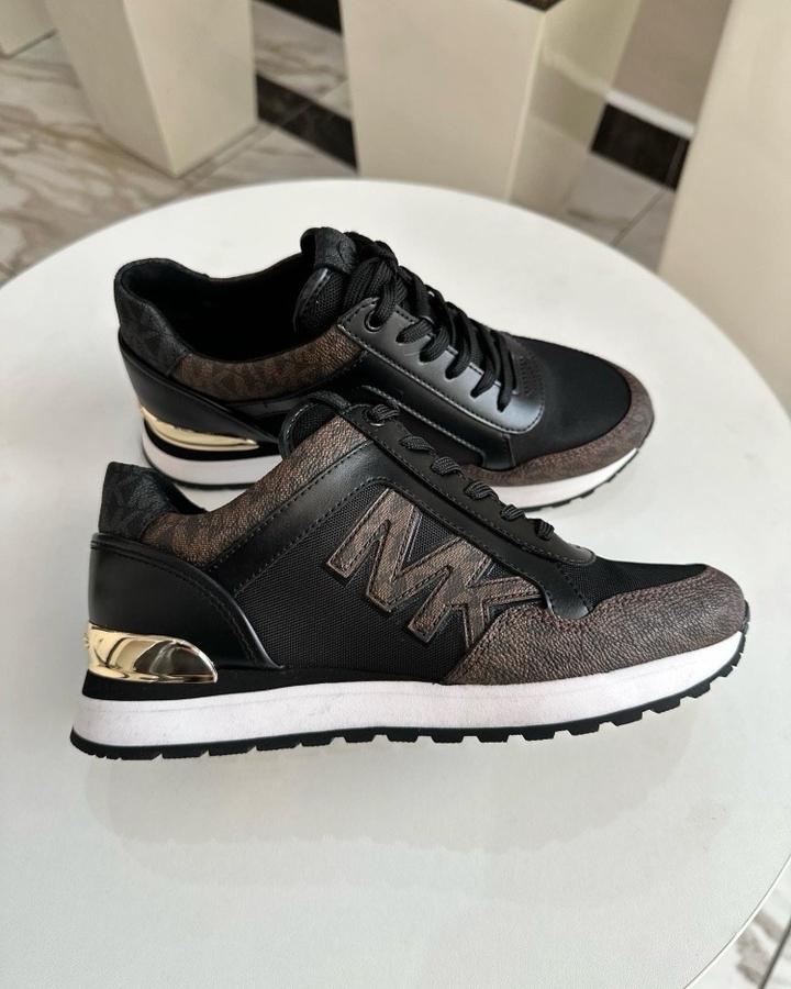 Продам кроссовки Michael Kors