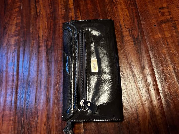 Серый клатч Mango